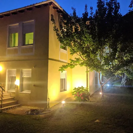 House Christie Holiday home *